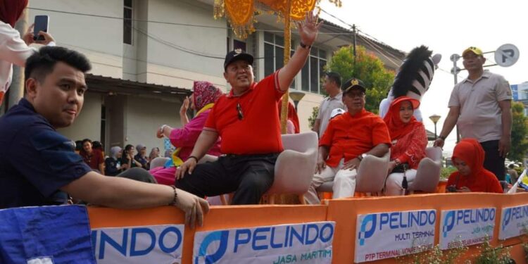 Pemprov Lampung Gelar Kirab Marching Band dan Pawai Kendaraan Hias, Gubernur Lampung dan Ketua PDBI Ikuti Pawai Kendaraan