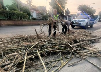 Aksi Terpuji Dua Anggota Sat Lantas Polres Lampung Utara Pungut Batang Tebu Berserak Dijalan
