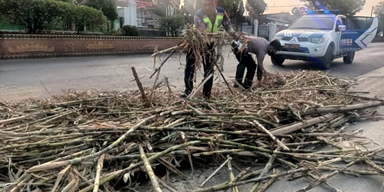 Aksi Terpuji Dua Anggota Sat Lantas Polres Lampung Utara Pungut Batang Tebu Berserak Dijalan