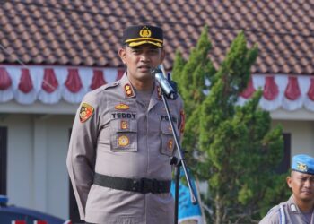 Kapolres Lampung Utara Beri Penghargaan Kepada Dua Personel Berprestasi