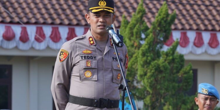 Kapolres Lampung Utara Beri Penghargaan Kepada Dua Personel Berprestasi
