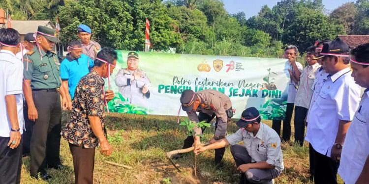Polres Tulang Bawang Ikut Lestarikan Negeri Dengan Tanam Seribu Pohon, AKBP Jibrael Paparkan Tujuannya