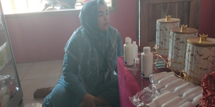 Rika Akui Skincare Miliknya di Ganti Kemasan Sendiri