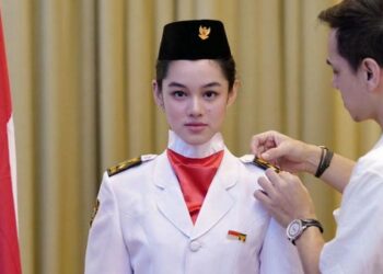 So Sweet, Momen Rionaldo Stokhorst Rapikan Baju Paskibra Shaista Putrinya