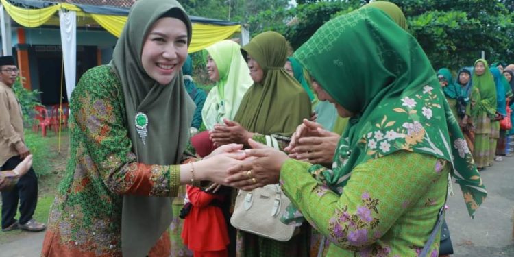 Wakil Ketua TP PKK Kab. Lampung Utara Hj Devriyana Marda S. Kom Hadiri Acara Pengajian Triwulan PAC Muslimat NU Abung Surakarta