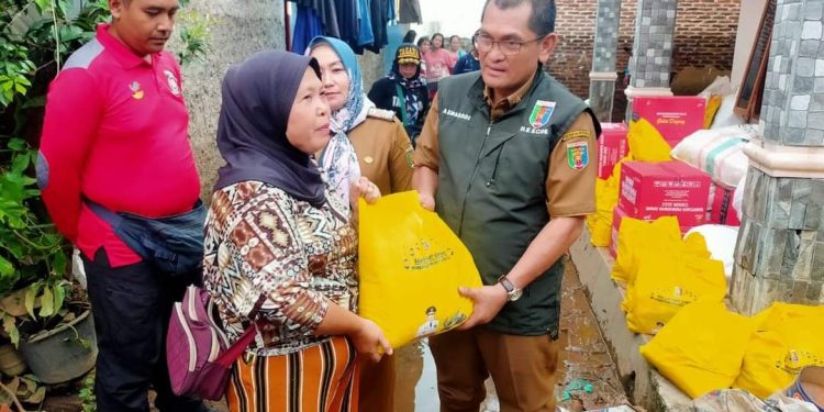 Dinsos Lampung Serahkan Bantuan Sembako dan Buffer Stock Untuk Korban Banjir di Bandarlampung dan Lampung Selatan