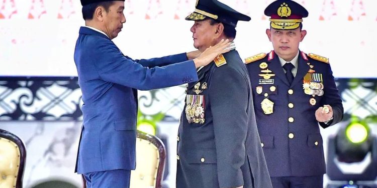 Presiden Beri Penghargaan Kenaikan Pangkat Istimewa Kepada Menteri Pertahanan RI Prabowo Subianto Sebagai Jenderal TNI Kehormatan
