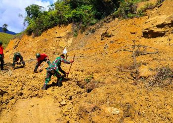 Jalan Longsor di Desa Balime, Satgas Rusa Hitam Turun Tangan