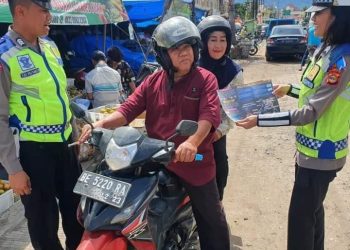 Polres Pringsewu Sosialisasi Keselamatan Berlalu Lintas Kepada Para Pengendara