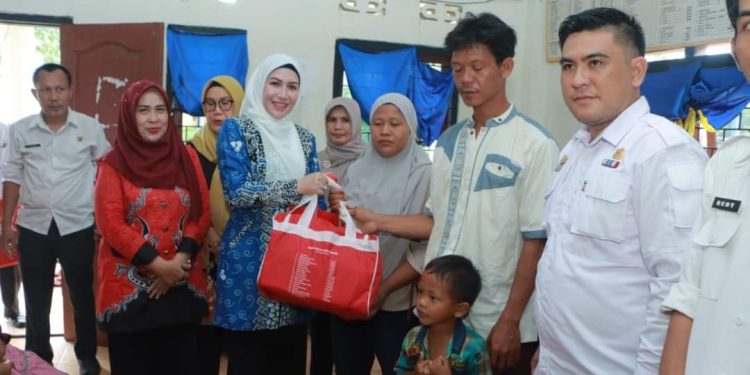 Wakil Ketua TP-PKK Kabupaten Lampung Utara Hj. Devriyana Marda Marda Ardian.S.Kom., mengadakan kegiatan Baksos