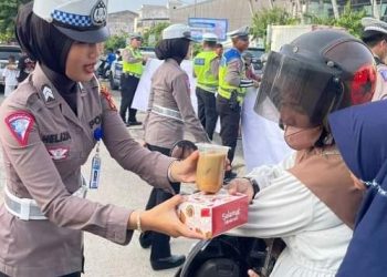 Ops Keselamatan Krakatau 2024, Satlantas Polres Lampung Tengah Berbagi Takjil Gratis Untuk Masyarakat