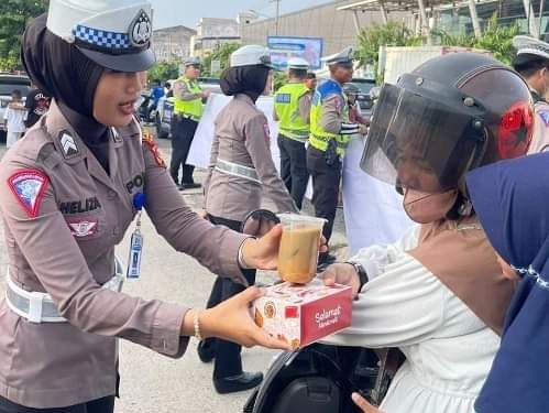 Ops Keselamatan Krakatau 2024, Satlantas Polres Lampung Tengah Berbagi Takjil Gratis Untuk Masyarakat