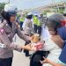 Ops Keselamatan Krakatau 2024, Satlantas Polres Lampung Tengah Berbagi Takjil Gratis Untuk Masyarakat
