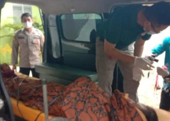 Polres Lampung Timur Evakuasi Mayat Seorang Laki-Laki Yang Meninggal Di Kamar Mandi