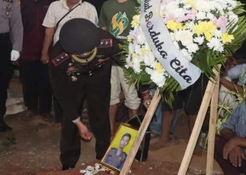 Memberikan Penghormatan Terakhir, Kapolres Lampung Tengah, AKBP Andik Purnomo Sigit, Memimpin Langsung Upacara Pemakaman Jenazah Alm. Briptu Singgih Abdi Hidayat 