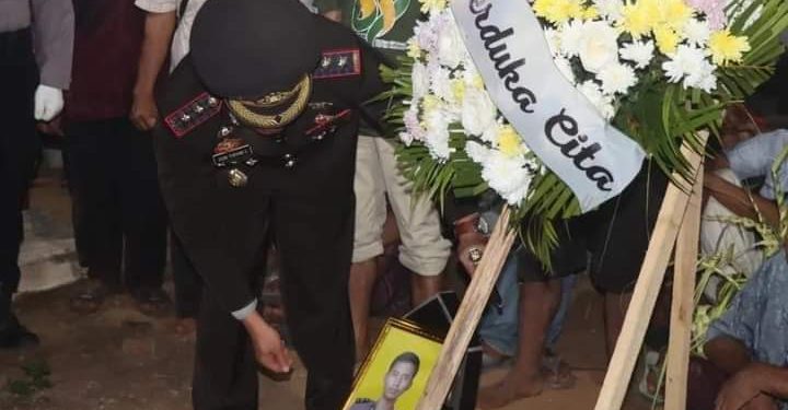 Memberikan Penghormatan Terakhir, Kapolres Lampung Tengah, AKBP Andik Purnomo Sigit, Memimpin Langsung Upacara Pemakaman Jenazah Alm. Briptu Singgih Abdi Hidayat 
