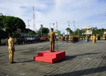 Pj. Bupati Fauzan Khoiri Denin, AP., MM., Memimpin Apel Patriotik di Halaman Pemerintah Kabupaten Empat Lawang
