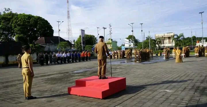 Pj. Bupati Fauzan Khoiri Denin, AP., MM., Memimpin Apel Patriotik di Halaman Pemerintah Kabupaten Empat Lawang