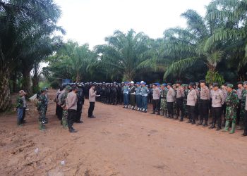 Polres Lampung Utara Dibantu TNI Dan Polda Lampung Melaksanakan Pengamanan Eksekusi Lahan Kosong Oleh Pengadilan Negeri Kotabumi