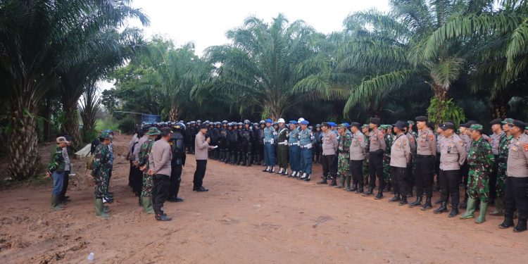 Polres Lampung Utara Dibantu TNI Dan Polda Lampung Melaksanakan Pengamanan Eksekusi Lahan Kosong Oleh Pengadilan Negeri Kotabumi