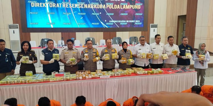 Polres Lampung Utara Dibantu TNI Dan Polda Lampung Melaksanakan Pengamanan Eksekusi Lahan Kosong Oleh Pengadilan Negeri Kotabumi
