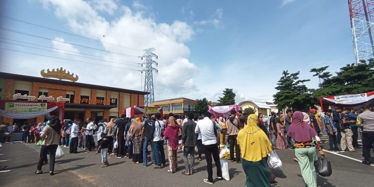 Antusias Emak-emak Rela Antre Panas-panas di Pasar Murah Polda Lampung
