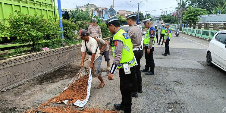 Antisipasi Laka Lantas, Sat Lantas Polres Lampung Utara Timbun Jalan Berlubang