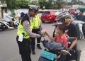 Satlantas Polres Tulang Bawang Barat Gelar Bagi Takjil Bagi Pengguna Jalan