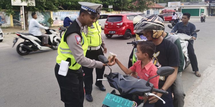 Satlantas Polres Tulang Bawang Barat Gelar Bagi Takjil Bagi Pengguna Jalan