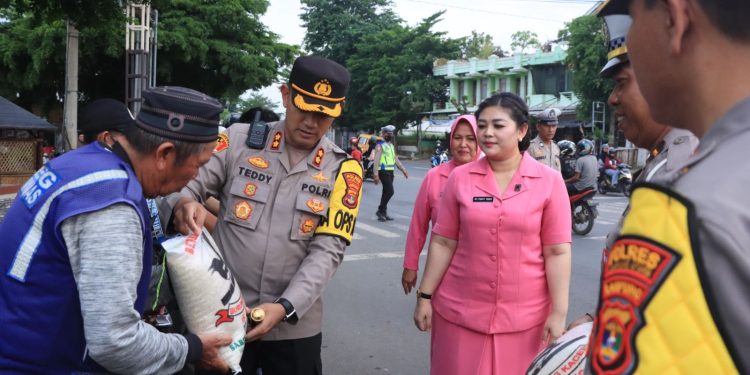 Ramadhan Berbagi, Polres Lampung Utara Bagikan Sembako dan Takjil