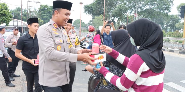Polres Tulang Bawang Bagikan Takjil Gratis di Tugu Garuda, AKBP James Sampaikan Pesan Ini