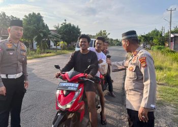 Kapolsek Tulang Bawang Tengah Pimpin Bagi Bagi Takjil di Bulan Ramadhan