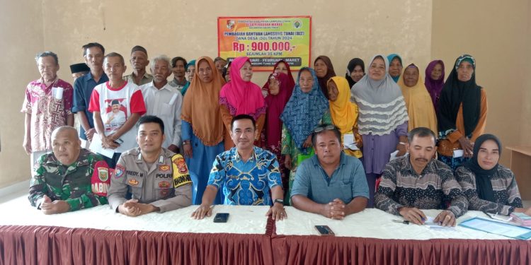 Kades Praduan Waras Kawal Pembagian BLT