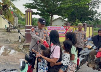 Polsek Gunung Agung Bagikan Takjil sebagai Bentuk Kedekatan dengan Masyarakat