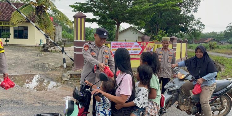 Polsek Gunung Agung Bagikan Takjil sebagai Bentuk Kedekatan dengan Masyarakat