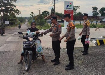 Eratkan Sillaturahmi Dengan Masyarakat, Polsek Lambu Kibang Laksanakan Kegiatan Berbagi Takjil Buka Puasa