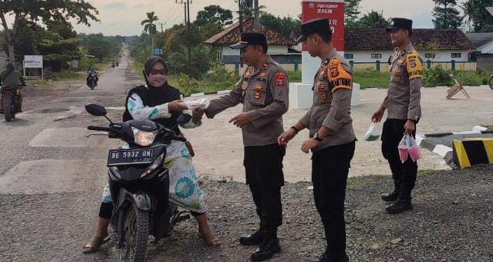 Eratkan Sillaturahmi Dengan Masyarakat, Polsek Lambu Kibang Laksanakan Kegiatan Berbagi Takjil Buka Puasa