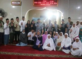 Pj. Bupati Empat Lawang Fauzan Khoiri Denin, AP., MM. Bersama Forkopimda dan OPD Serta Didampingi Ketua TP – PKK Ny. Tuti Komariah Berbuka Puasa dan Tarawih Bersama Warga Kecamatan Pendopo Barat
