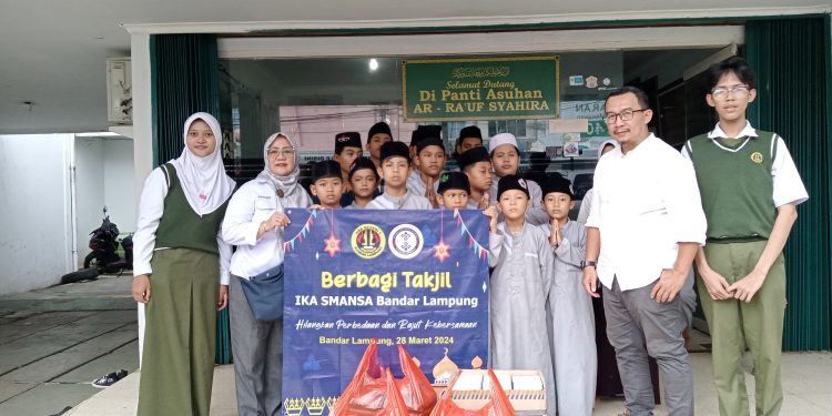 Wow, 2.500 Takjil dan Menu Berbuka Puasa di Bagikan Ika Smansa.