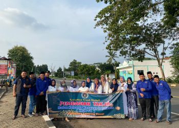 PWI dan IKWI Lamtim Bagikan Ratusan Takjil di Sukadana