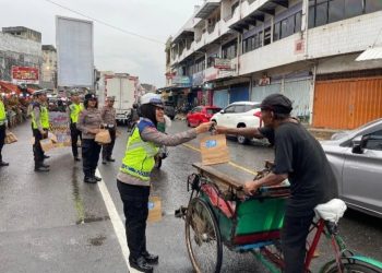 Berbagai Berkah, Polres Pringsewu Berbagi Ratusan Takjil di Simpang Pasar Induk Pringsewu