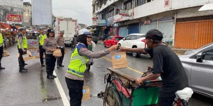 Berbagai Berkah, Polres Pringsewu Berbagi Ratusan Takjil di Simpang Pasar Induk Pringsewu