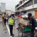 Berbagai Berkah, Polres Pringsewu Berbagi Ratusan Takjil di Simpang Pasar Induk Pringsewu
