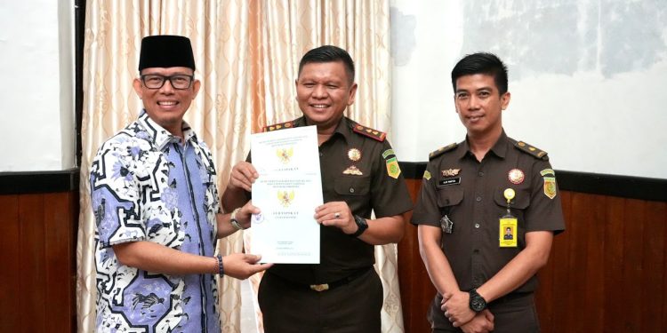 PJ Bupati OKU H Teddy Terima Sertifikat Hak Pakai Tanah TPA Simpang Kandis dari Kepala Kejaksaan Negeri OKU
