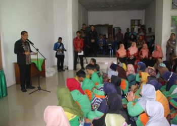 DLH Lampura Bagikan Paket Tali Asih Bagi Pahlawan Kebersihan Jelang Idul Fitri 1445 H