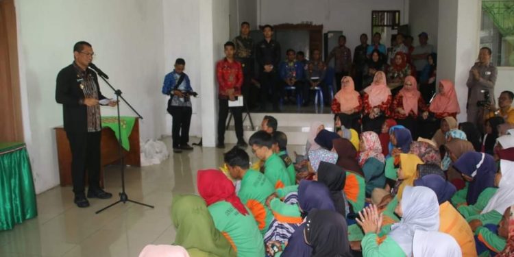 DLH Lampura Bagikan Paket Tali Asih Bagi Pahlawan Kebersihan Jelang Idul Fitri 1445 H
