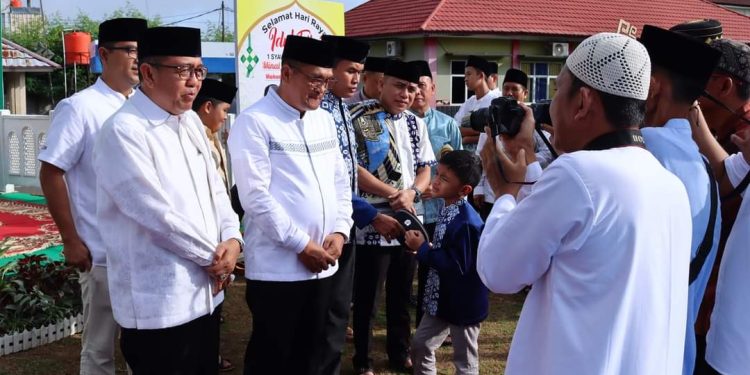 PJ Bupati Lampura Dan Forkopimda Melaksanakan Sholat Idul Fitri