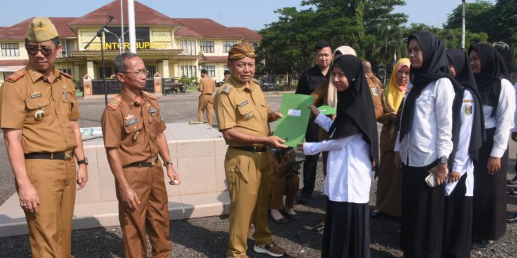 Bupati Dawam Serahkan 196 Petikan SK PPPK