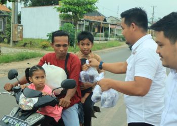 Sat Narkoba Polres Tulang Bawang Barat Bagikan Takjil dalam Kegiatan Polri Peduli Masyarakat