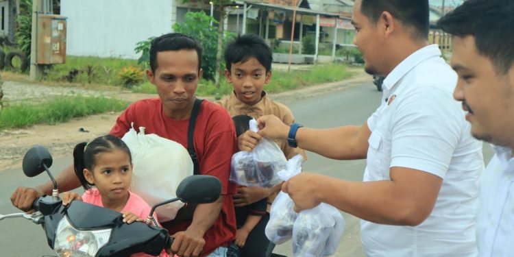Sat Narkoba Polres Tulang Bawang Barat Bagikan Takjil dalam Kegiatan Polri Peduli Masyarakat